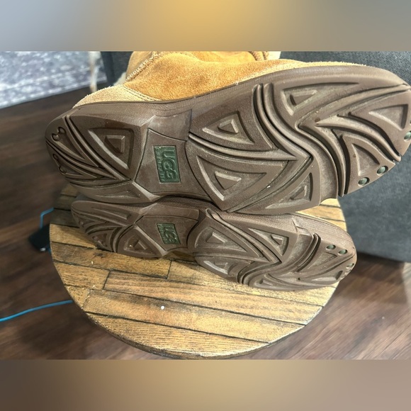 UGG Tan Suede Boots with Shearling - Picture 4 of 5